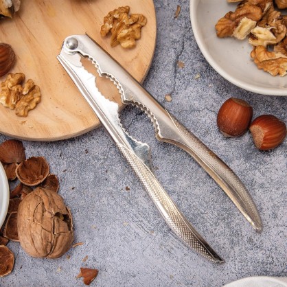 Chrome-Plated Nutscracker | 3 Claveles 2