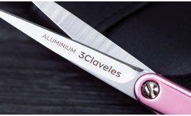 Flat cutting-edge scissors