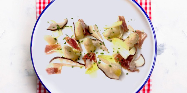 Ensalada de espárragos, hongos y jamón