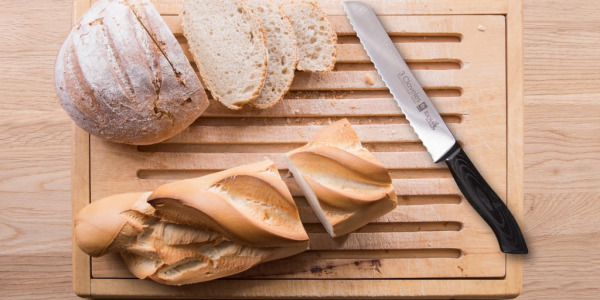 Knives to cut bread