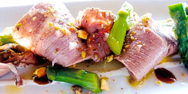 Lengua de ternera, queso, pistachos y trigueros