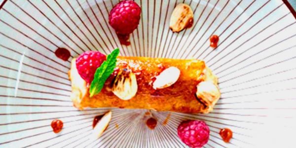 Canelones de piña rellenos de mousse